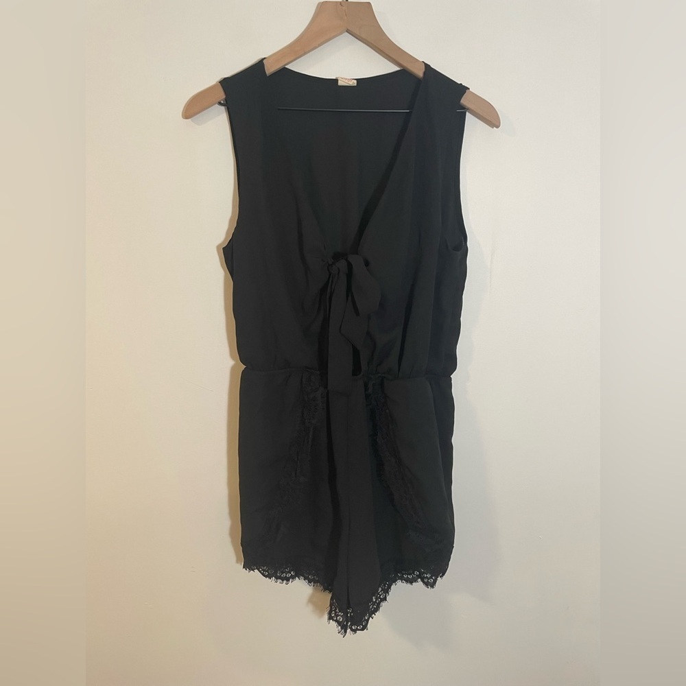 Surf Gyspy Romper Front Tie Black Sleeveless Lace Trim Size Large Feminine Sexy!